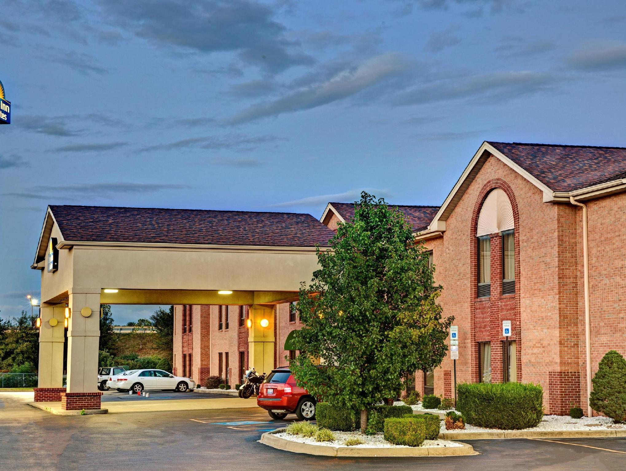 Days Inn & Suites By Wyndham Louisville Sw Bagian luar foto