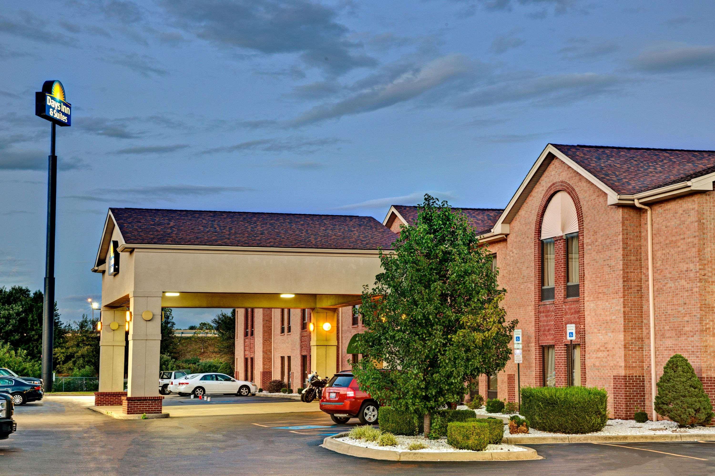 Days Inn & Suites By Wyndham Louisville Sw Bagian luar foto